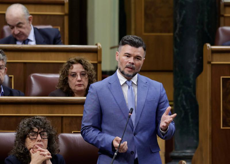 Rufián denuncia un «colpisme mediàtic, judicial i policial» però demana explicacions a Sánchez