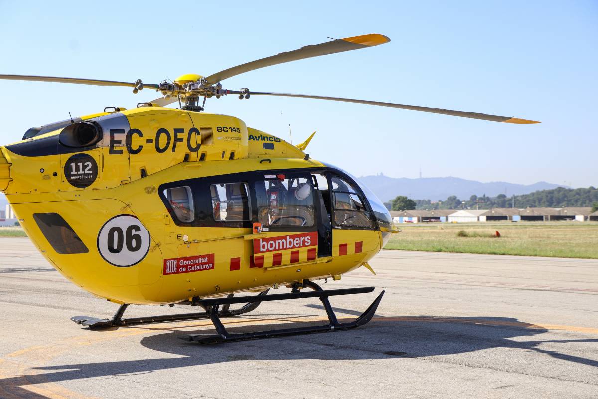 Els helicòpters d`emergències, preparats a l`Aeroport de Sabadell - Victor Castillo Els helicòpters d`emergències, preparats a l`Aeroport de Sabadell