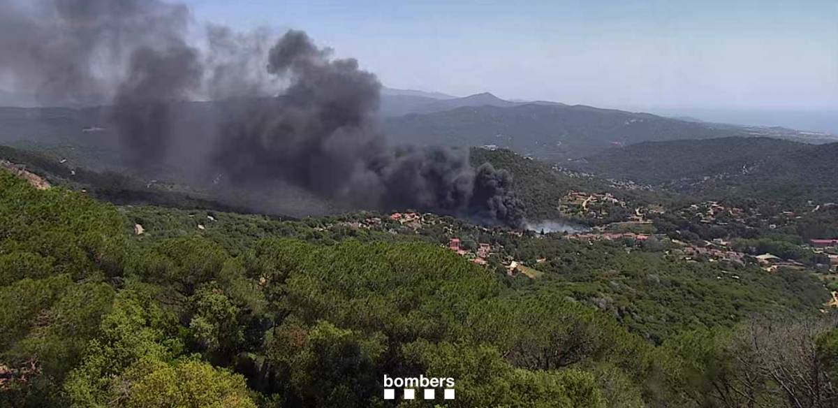 Decreten el confinament a Òrrius per un incendi al pati d'una indústria
