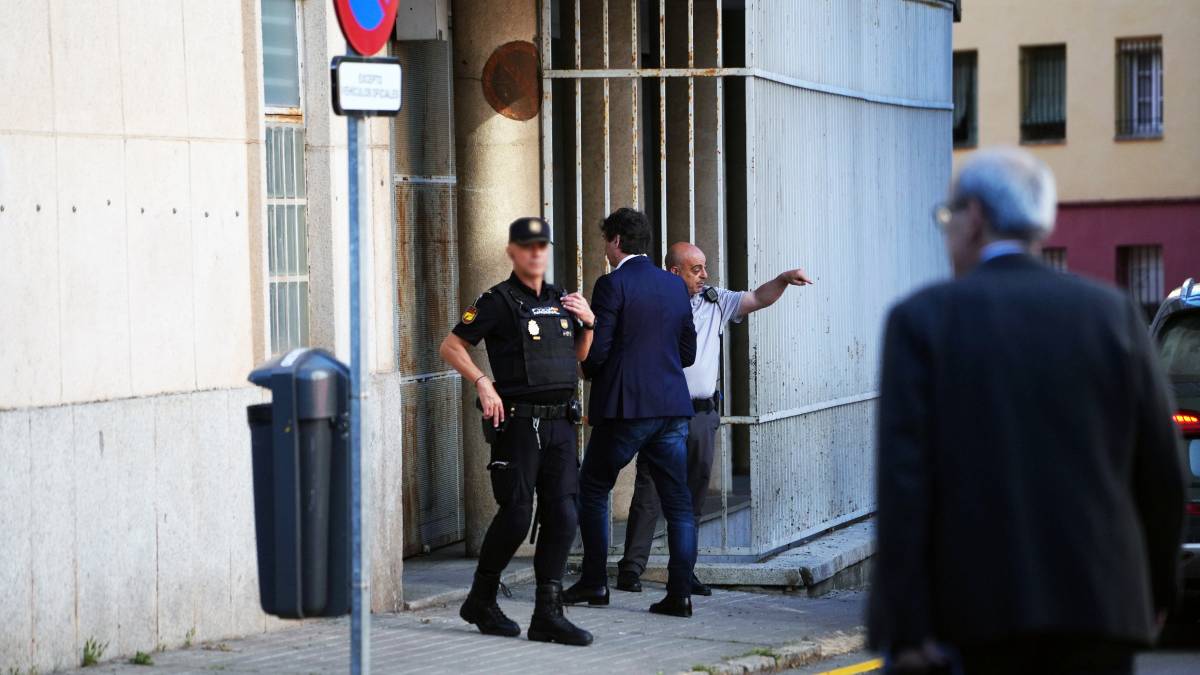 El germà de Pedro Sánchez declara (per la porta del darrere) en plena crisi del PSOE