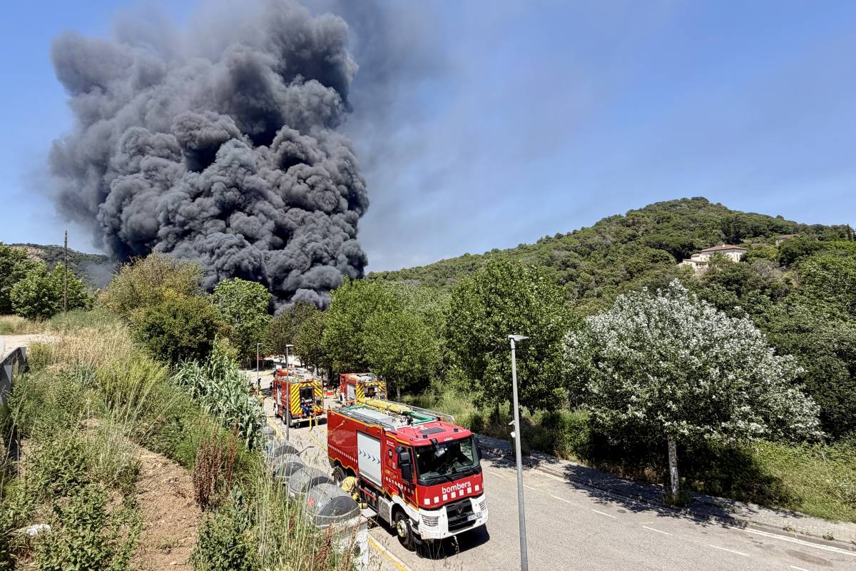 Decreten el confinament a Òrrius per un incendi al pati d'una indústria