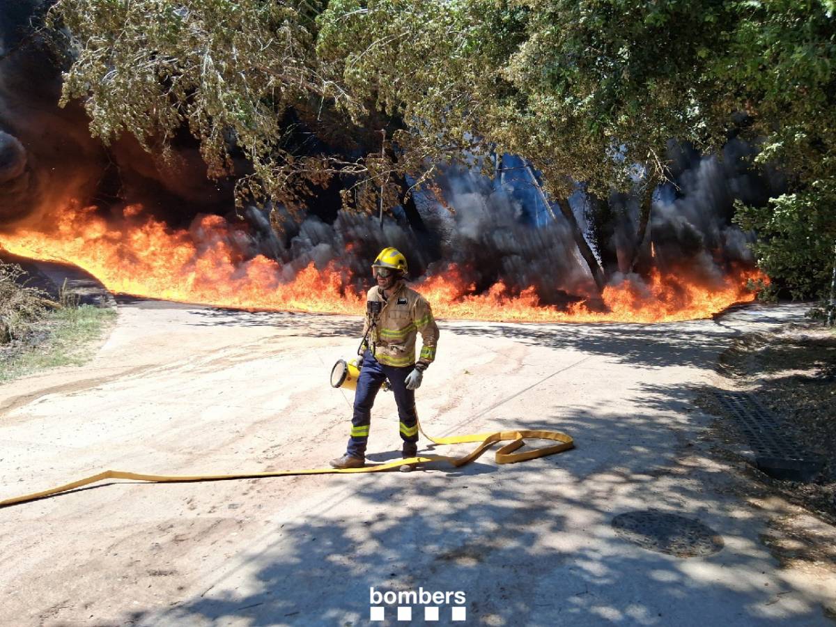 Decreten el confinament a Òrrius per un incendi al pati d'una indústria