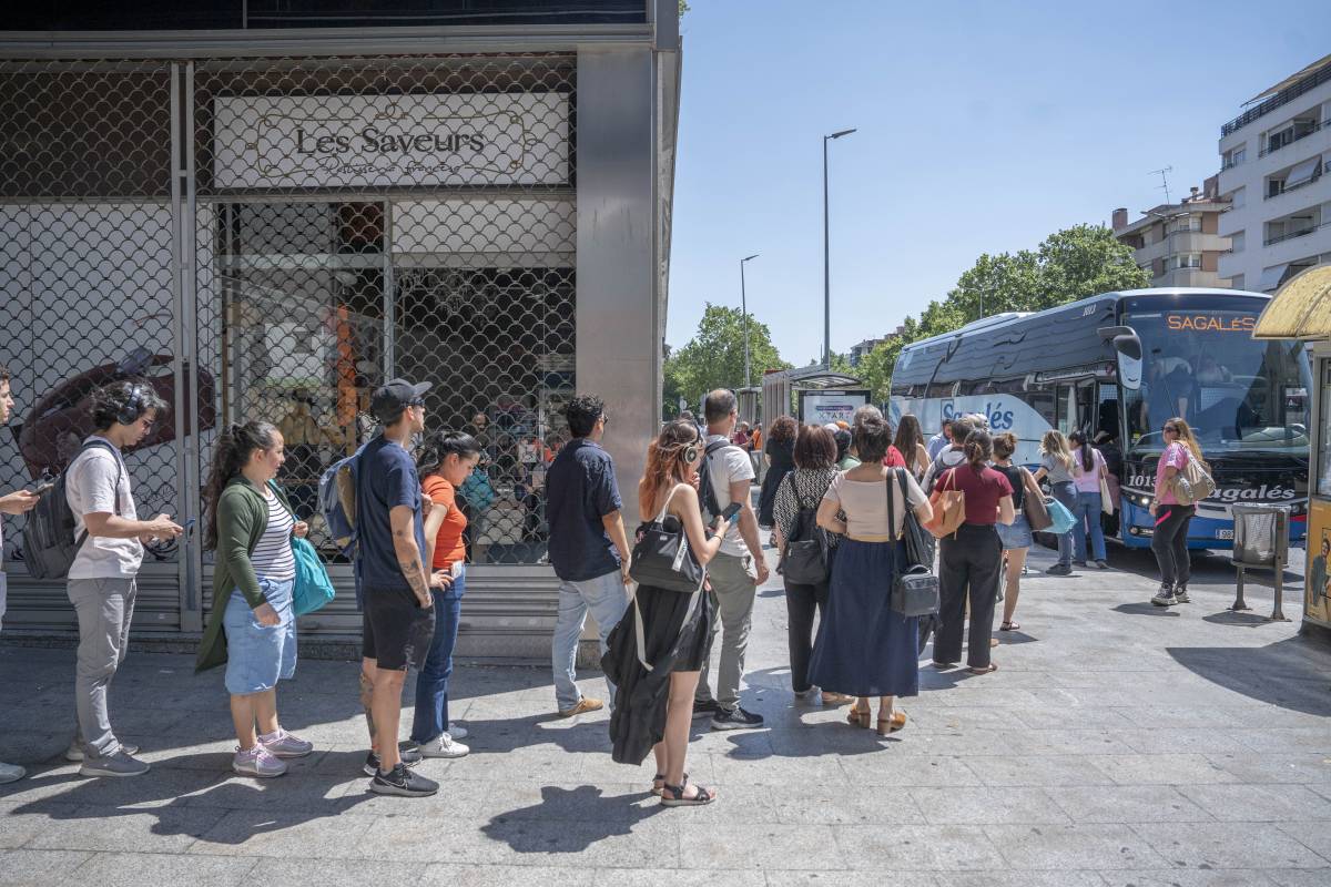 Cua per agafar un dels autobusos de transport alternatiu - Nebridi Aróztegui Cua per agafar un dels autobusos de transport alternatiu