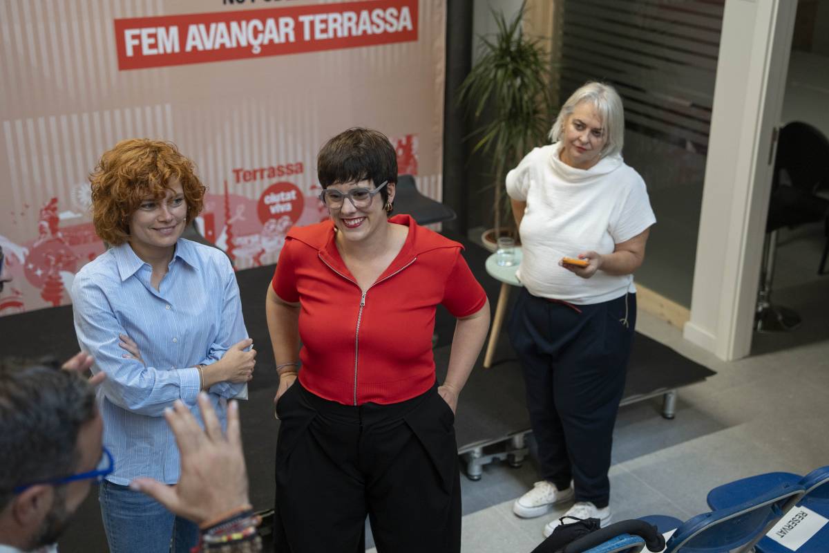 Elisenda Alamany amb Ona Martínez abans de començar l'acte - Alberto Tallón