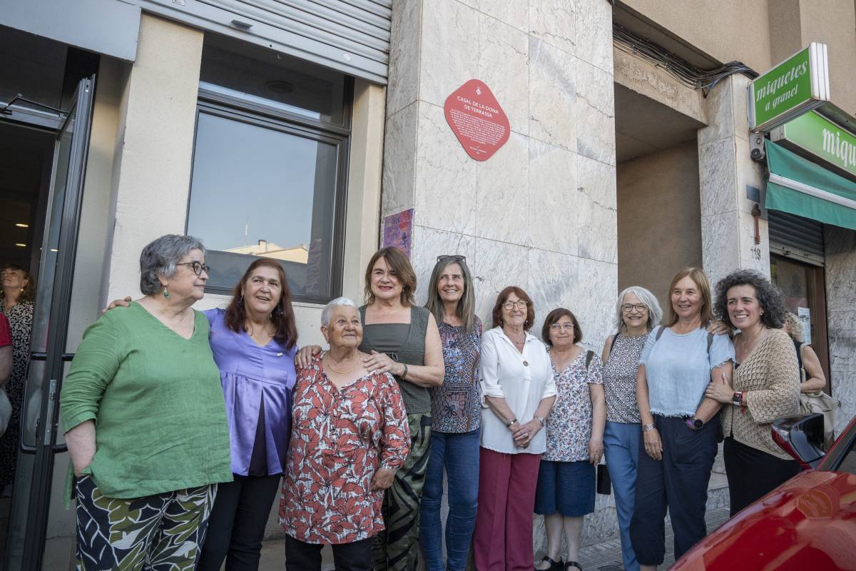 Una placa per posar el feminisme “a primera línia”