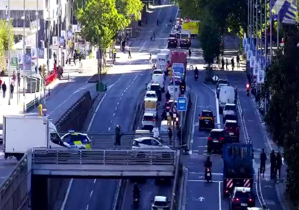 Mor un motorista de 18 anys mentre feia el comunicat amistós d'un accident a l'Hospitalet