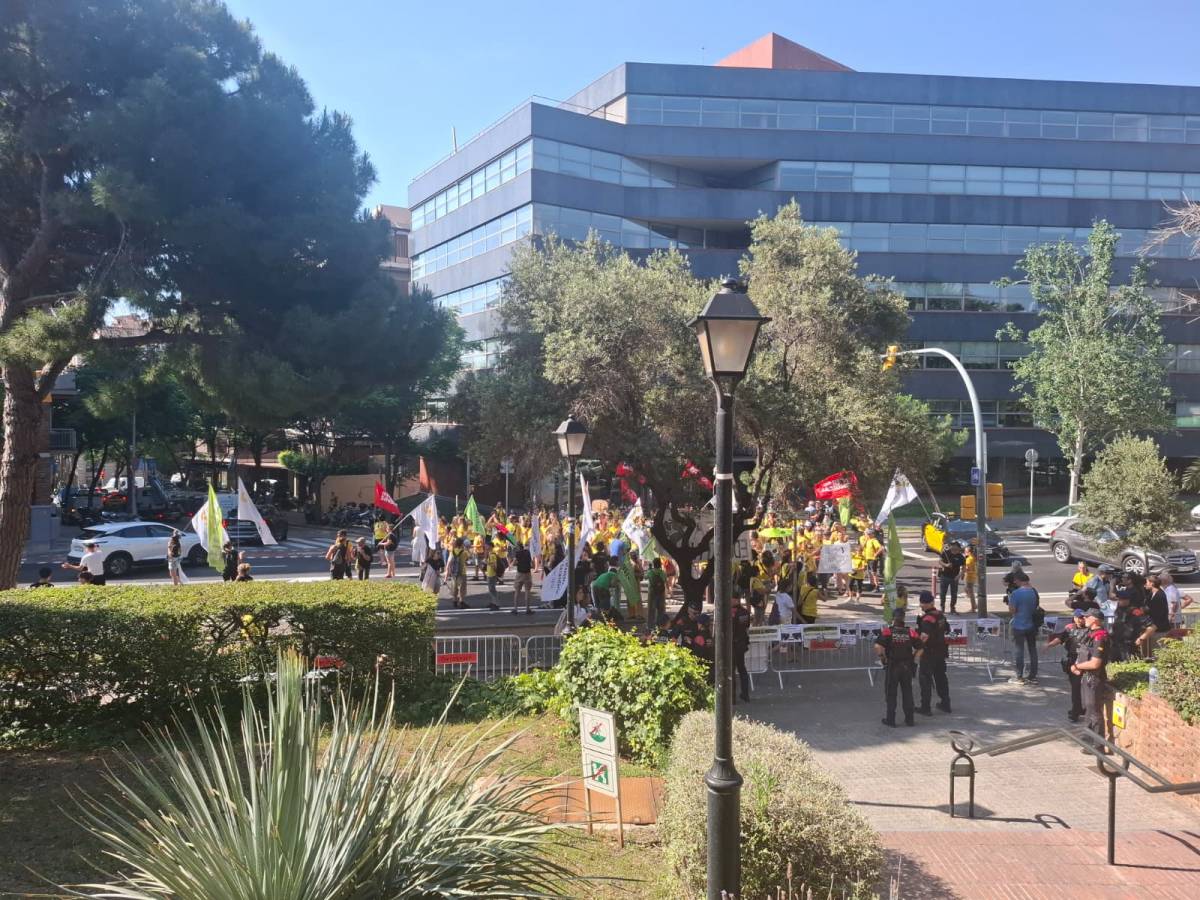 Els docents tallen Via Augusta a l'espera que comenci la reunió amb Educació