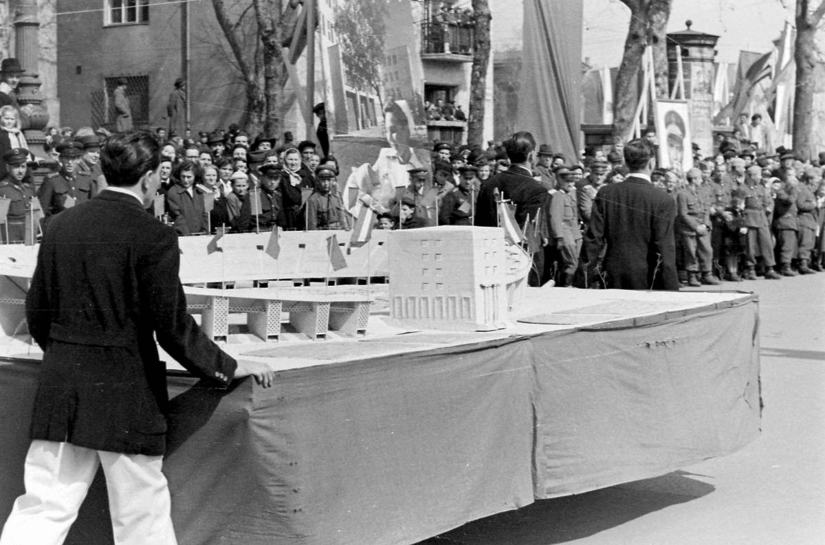 Una maqueta de l’Estadi del Poble és exhibida pels carrers de Budapest durant una desfilada comunista de 1952