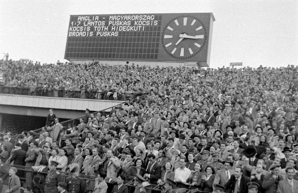 El marcador de l’Estadi del Poble recull la històrica victòria hongaresa sobre Anglaterra per 7-1 de 1954