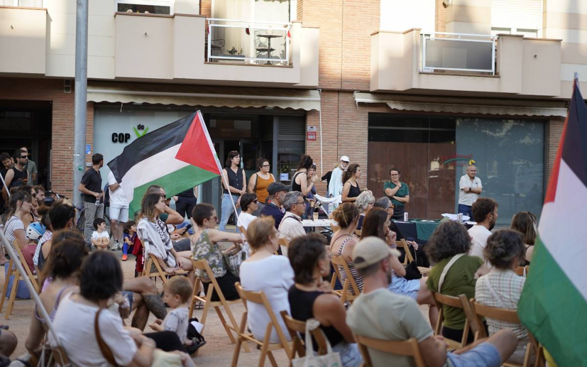 Un centenar de persones reben a Vic les activistes osonenques de la Global Sumud Flotilla