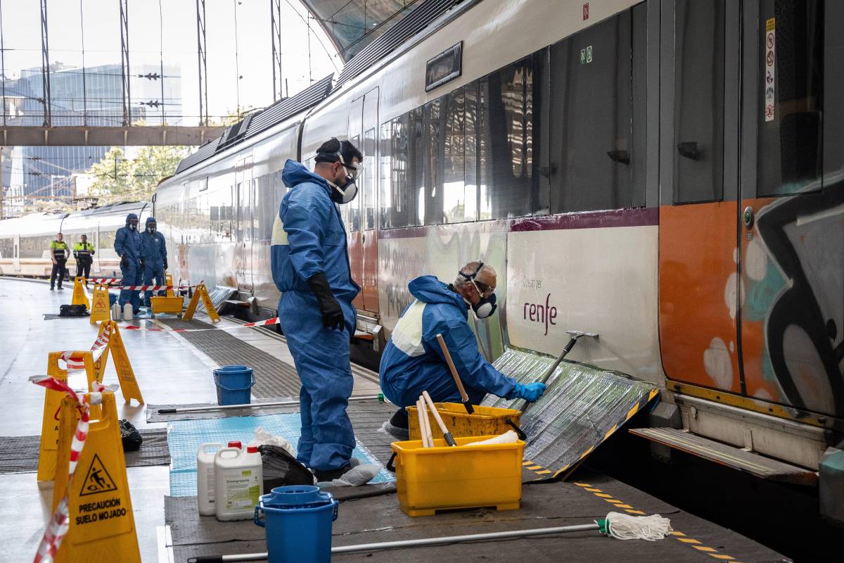 Rodalies incorpora un aliat en la lluita contra els grafitis: el producte que neteja quatre vegades més de pressa