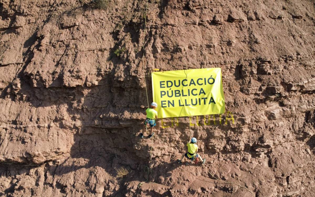 Docents del Bages es pengen a les parets de la Gavarresa per defensar l'escola pública