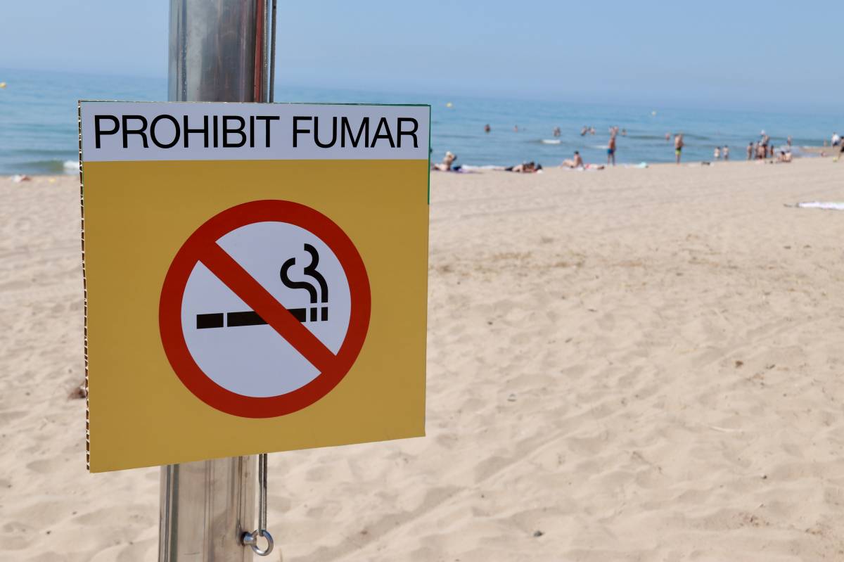 Tots els municipis de Barcelona excepte dos prohibeixen fumar a la platja