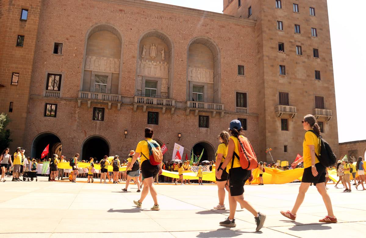 «Fem més miracles que la Moreneta»: els docents bloquen la basílica de Montserrat