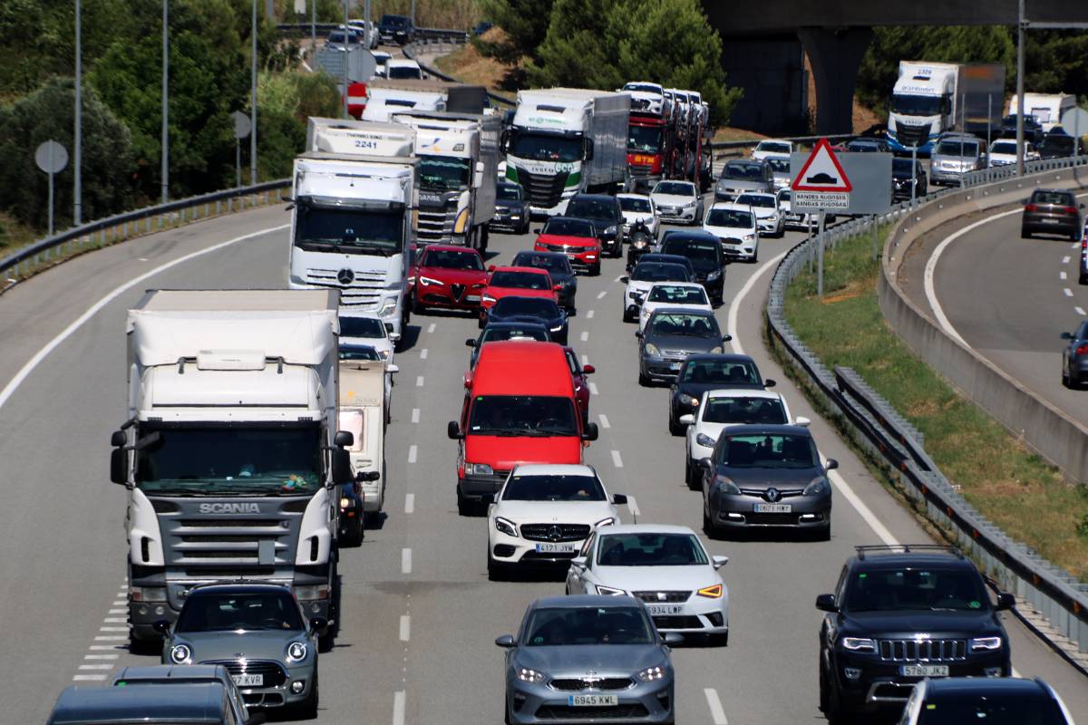 Detenen dos camioners per furtar gasoil del dipòsit d'altres camions aparcats a l'AP-7