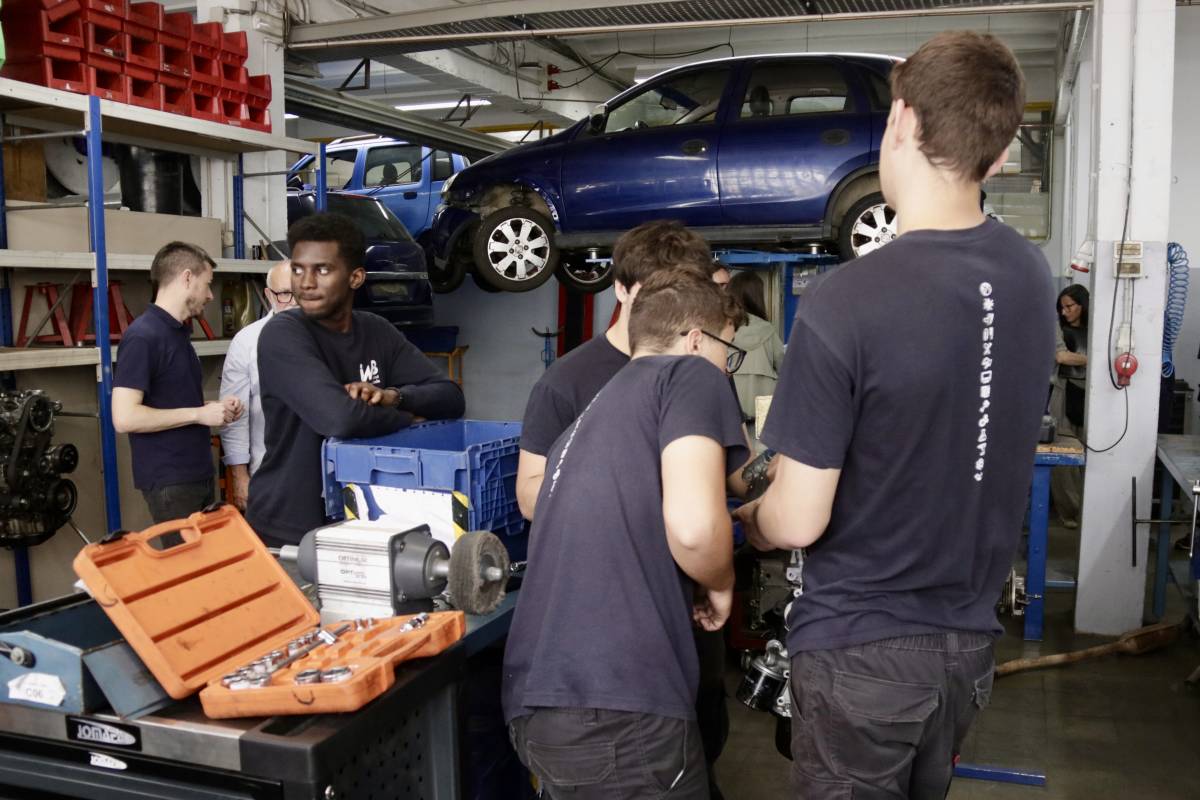 Set de cada deu alumnes de grau superior en modalitat dual troben feina
