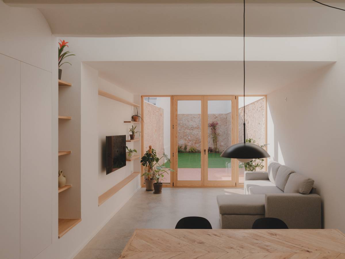 Una franja de llum natural al sostre: la clau per guanyar il·luminació en una casa anglesa