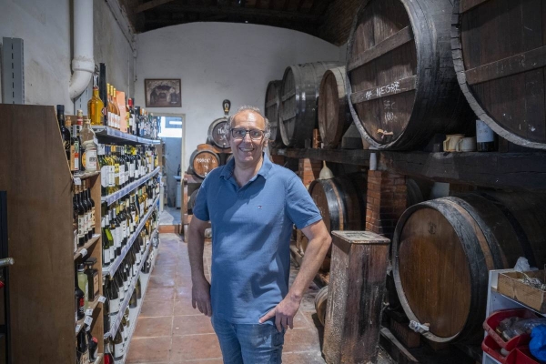 Casa Caparrós, botiga de barri: “El meu avi repartia 2.000 litres de vi a la setmana”