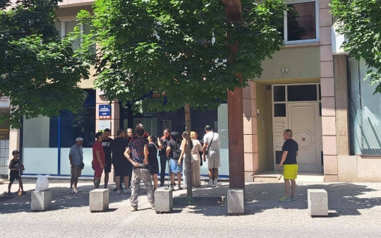 Una baralla per colar-se a la cua del súper a Manresa acaba a cops a les portes de la comissaria