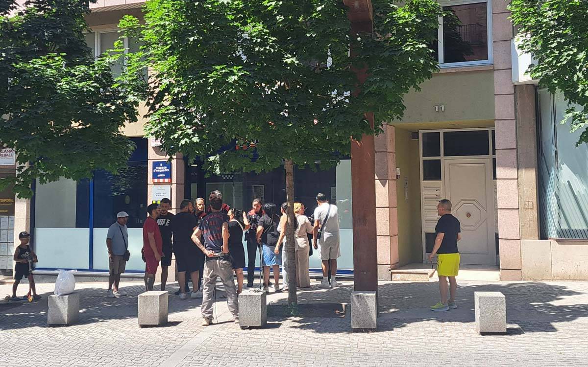 Una baralla per colar-se a la cua del súper a Manresa acaba a cops a les portes de la comissaria