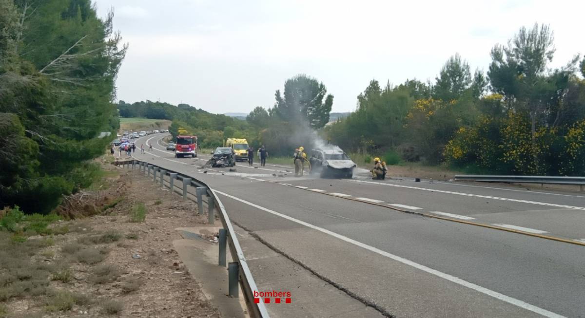 Un xoc frontal a la C-55 entre Clariana de Cardener i Riner deixa un ferit lleu i un cotxe calcinat
