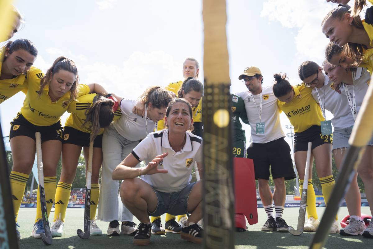 Sílvia Bonastre, donant instruccions a les seves jugadores - RFEH Sílvia Bonastre, donant instruccions a les seves jugadores