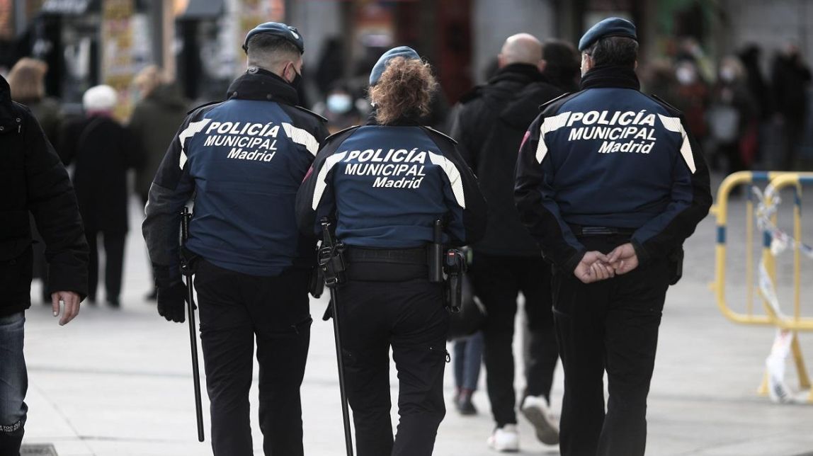 Un home assalta un policia en ple metro de Madrid, li pren la pistola i prem el gallet contra ell