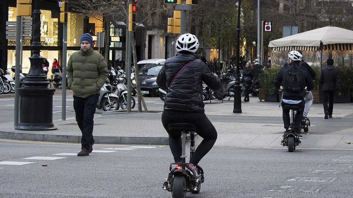 En marxa la campanya per informar de l'obligatorietat del casc per als patinets a Barcelona