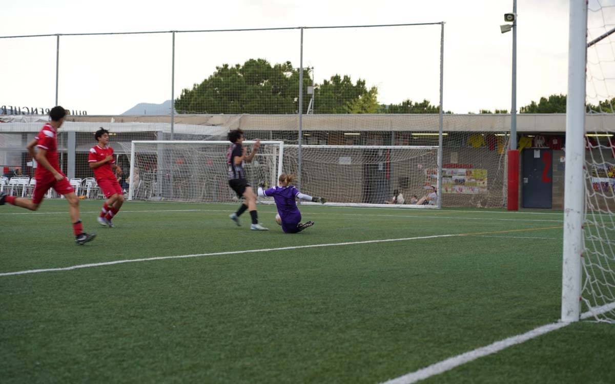 Greta Brunet avorta un contracop del Súria sortint als peus del davanter - Hasmukh Kerai