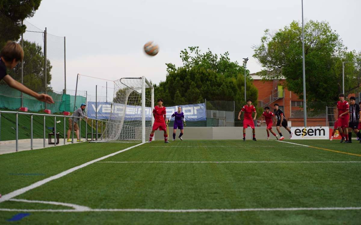 Greta Brunet atenta en el llançament d'un córner - Hasmukh Kerai