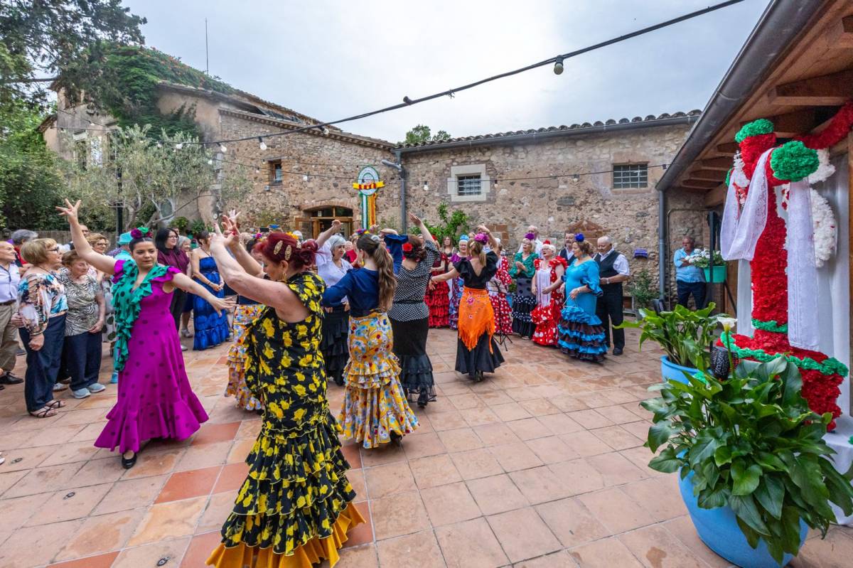 La 'Cruz de Mayo' omple la masia Can Rull en una tarda de devoció