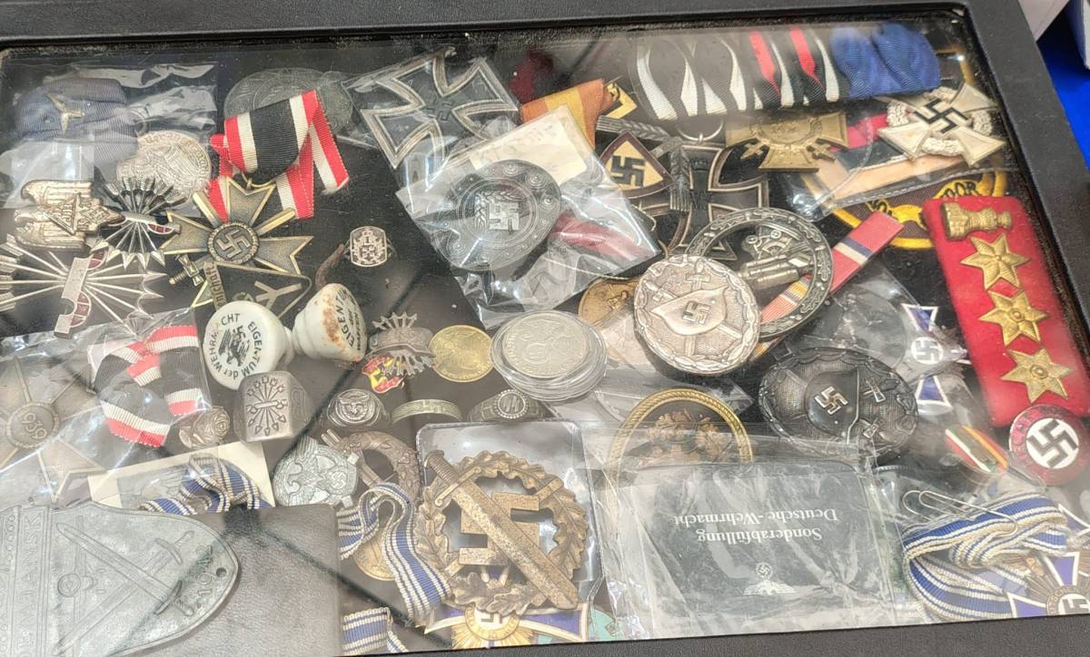 Polèmica a Igualada per la venda d'objectes amb simbologia nazi: «Cada insígnia és com un fill»