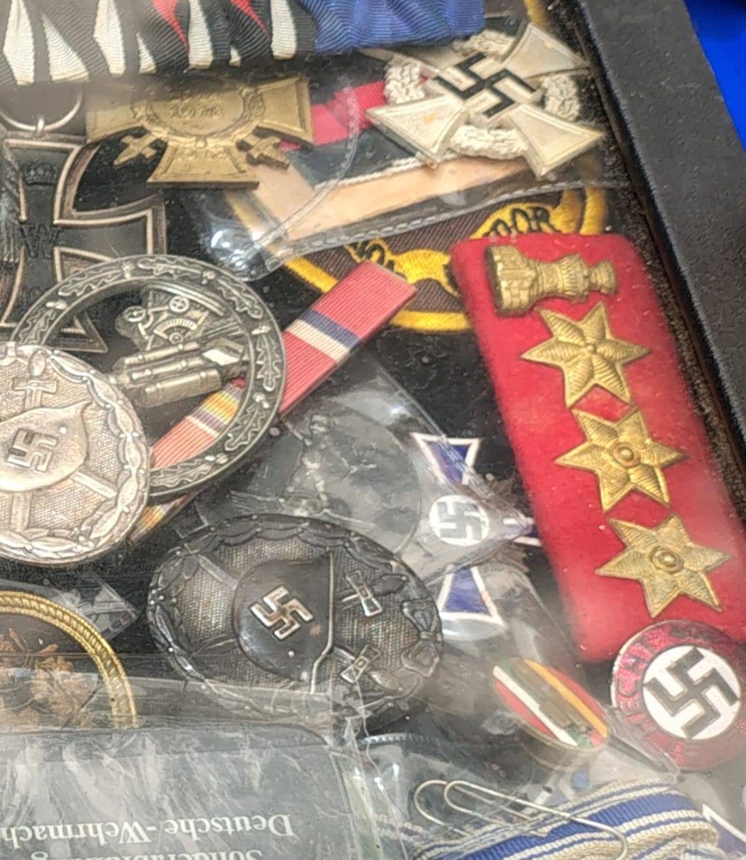 Imatge dels objectes amb simbologia nazi a la venda