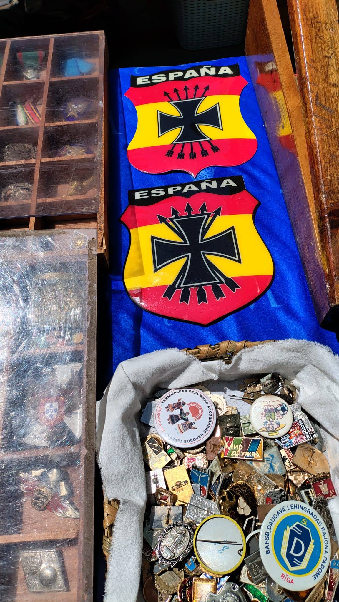 Imatge dels objectes amb simbologia feixista a la venda