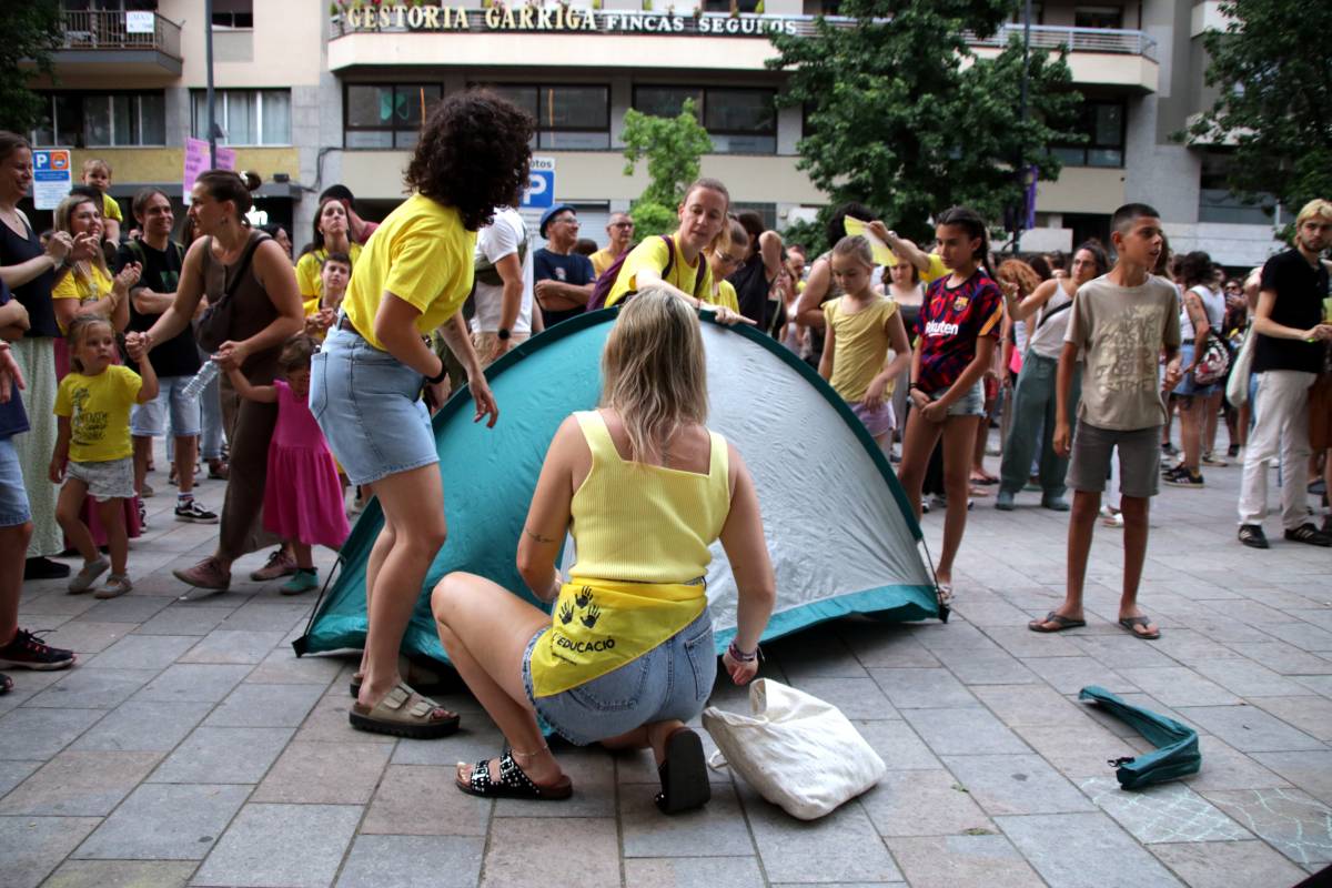 Més de 300 mestres acampen davant la seu de la Generalitat a Girona per rebutjar el preacord amb Educació