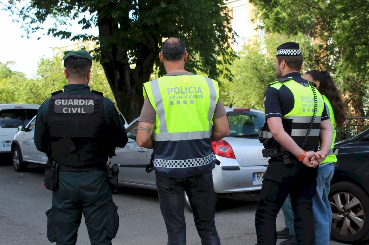 Efectius de la Guàrdia Civil i la Policia Municipal de Terrassa durant la intervenció - Ajuntament de Terrassa i Guardia Civil 