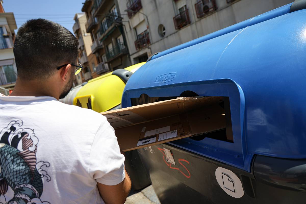 Multat amb 400 euros per una capsa de cartó amb el seu nom: “La vaig deixar a dins del contenidor”