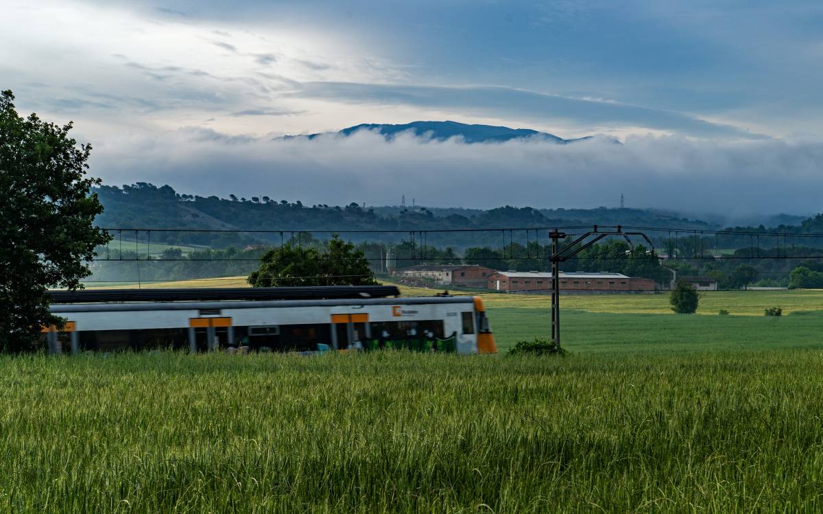 Primavera Osona i el Lluçanès 2026: un tren de l`R3 a Osona amb la boira i la humitat de fons. - Emili Vilamala Primavera Osona i el Lluçanès 2026: un tren de l`R3 a Osona amb la boira i la humitat de fons.
