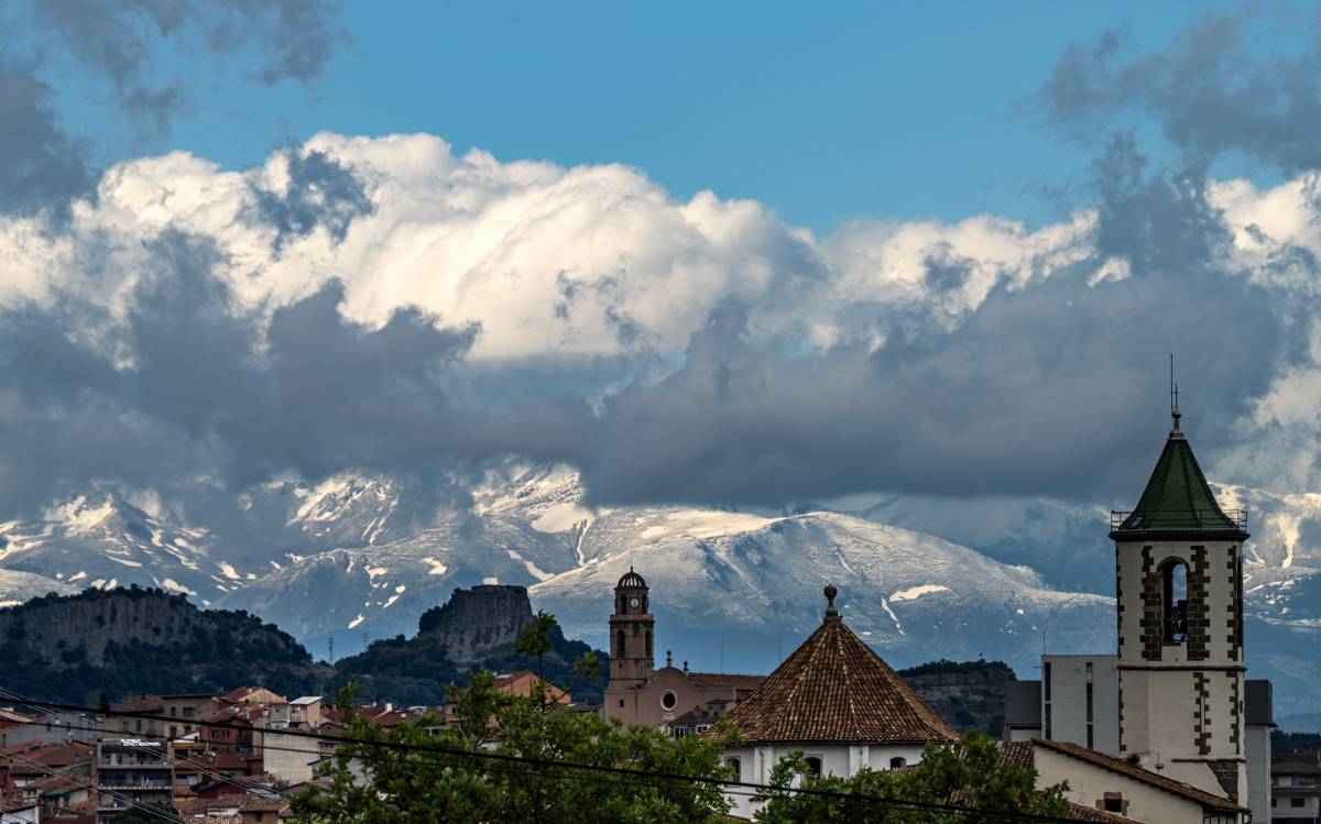 Primavera Osona i el Lluçanès 2026: rastres de neu al Pirineu Oriental, des de Masies de Voltregà. - Emili Vilamala Primavera Osona i el Lluçanès 2026: rastres de neu al Pirineu Oriental, des de Masies de Voltregà.