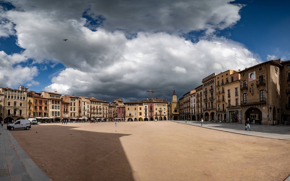 Primavera Osona i el Lluçanès 2026: núvols sobrevolant la plaça Major de Vic. - Emili Vilamala Primavera Osona i el Lluçanès 2026: núvols sobrevolant la plaça Major de Vic.