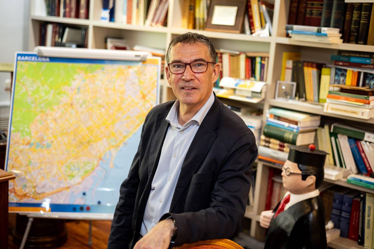 Jaume Alonso-Cuevillas, fotografiat al seu despatx - Hugo Fernández