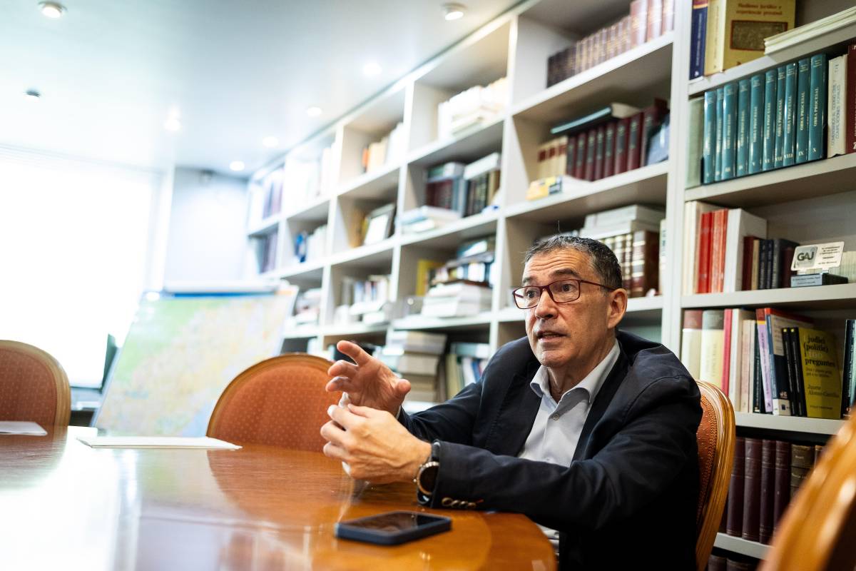 Jaume Alonso-Cuevillas, fotografiat al seu despatx