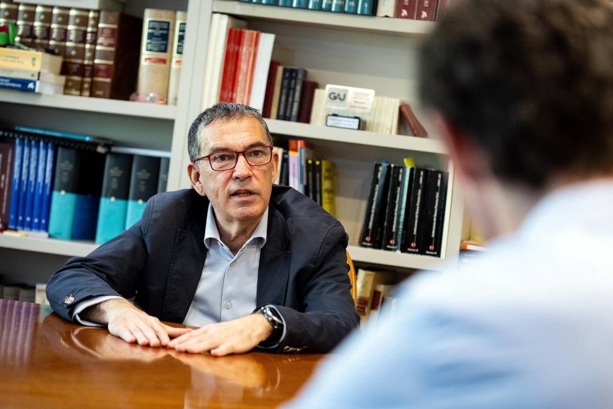 Jaume Alonso-Cuevillas, fotografiat al seu despatx