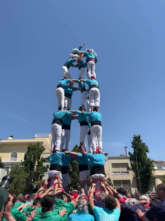 Els Castellers de Terrassa sumen rodatge a Ca N'Aurell en una diada marcada pel termòmetre