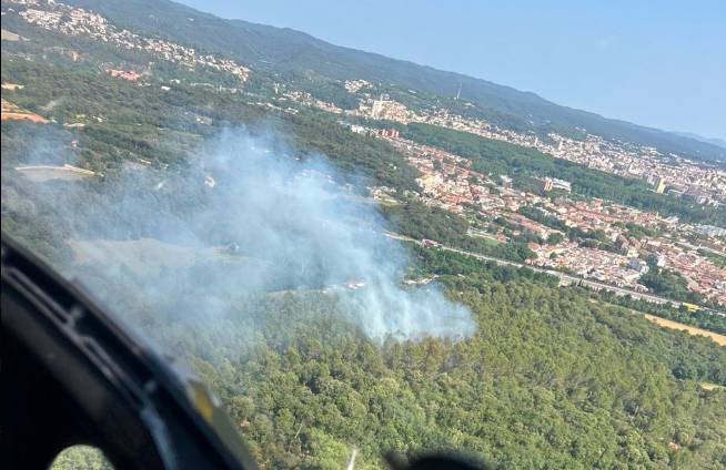 Els Bombers treballen en un incendi forestal entre Sant Gregori i Girona