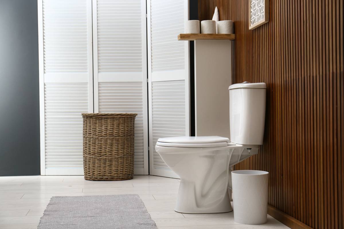 El senzill truc de l'ampolla a la cisterna per reduir el consum d'aigua al lavabo