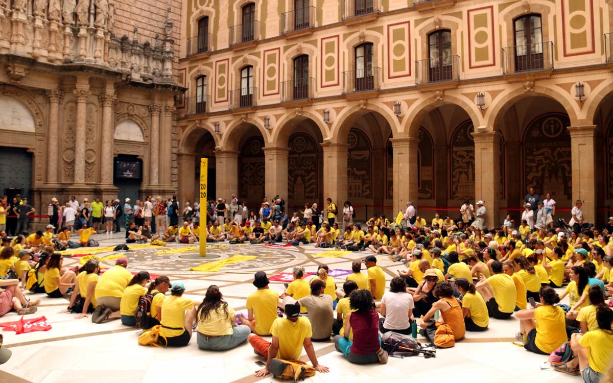 Ocupació insòlita de l'atri de Montserrat: 200 docents es reuneixen a la basílica