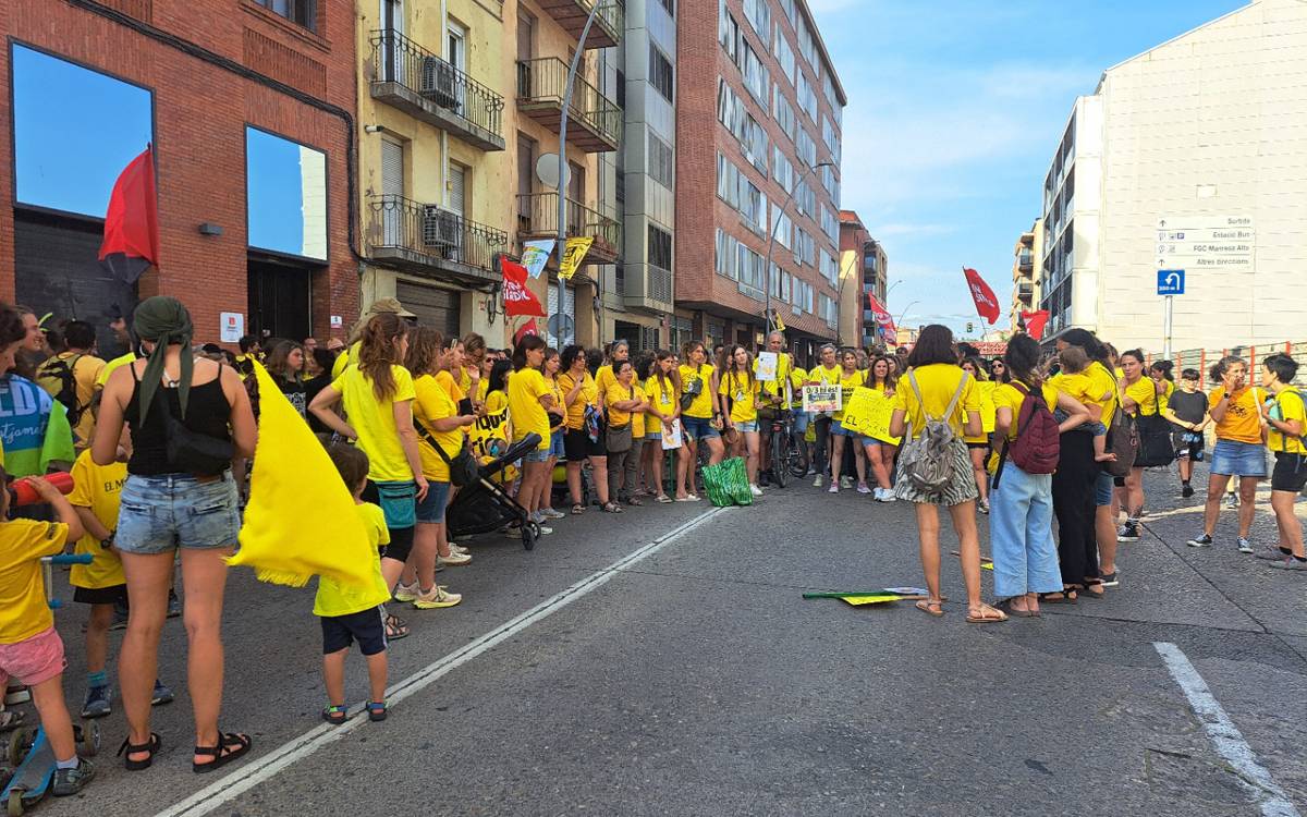 Els manifestants, davant dels Serveis Territorials d`Educació, a Manresa