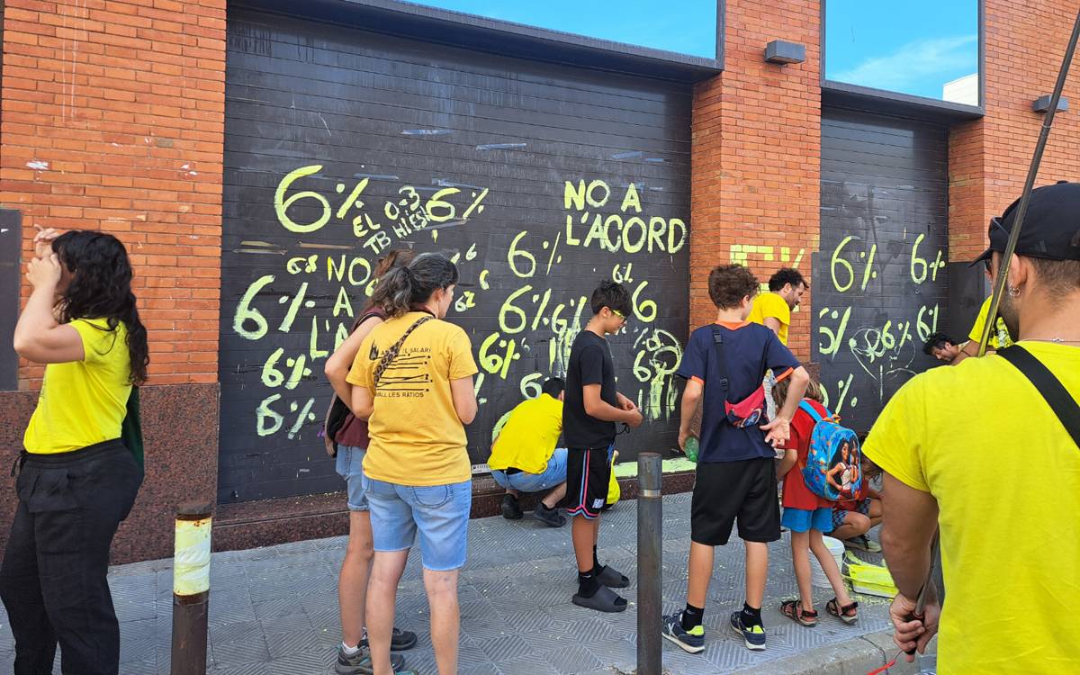 Docents fan pintades als Serveis Territorials d`Educació a Manresa