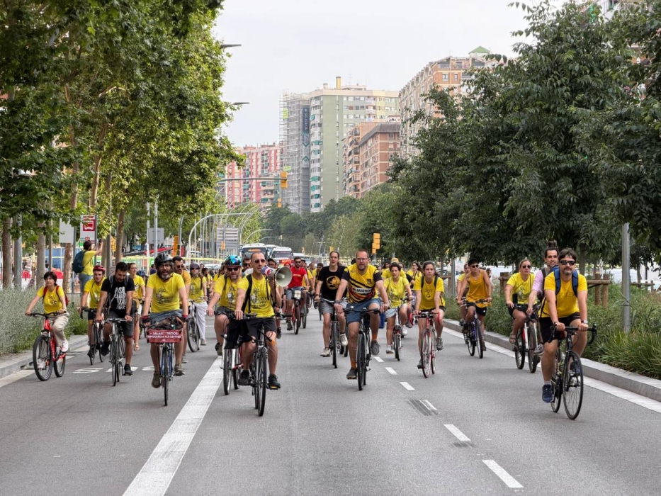 Docents tallen les entrades a Barcelona per la Meridiana i la Gran Via per rebutjar el preacord amb Educació